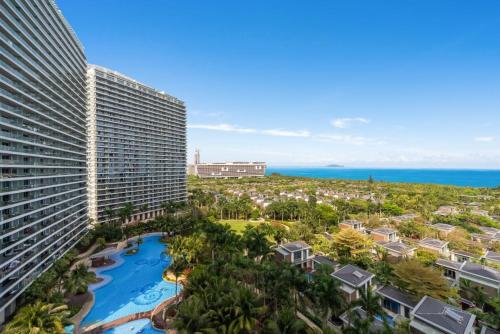 an aerial view of a resort and the ocean at 来咖民宿酒店三亚海棠湾亚特兰蒂斯棠岸店 in Fengtang
