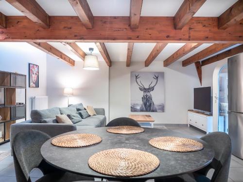 a living room with two tables and a couch at Résidence de 80 m2 avec balcon & cour alsacienne - début Route des Vins in Marlenheim