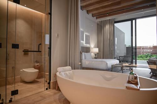 Koupelna v ubytování Maysan Doha, LXR Hotels & Resorts