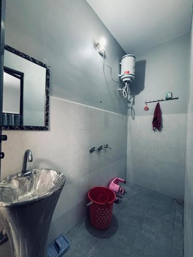 une salle de bain avec un lavabo et un miroir dans l'établissement Krishna bhagwan homestay, à Ayodhya