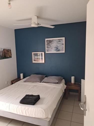 Chambre avec salle de bain, WC et terrasse