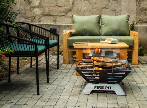 Uma área de estar em House B thonningii - warm minimalism