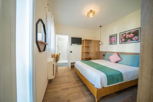 Un dormitorio con una cama grande y un baño. en Green Apartments & Parking,Vimercate, en Vimercate