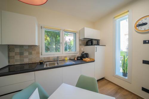 een keuken met een spoelbak en een koelkast bij Green Apartments & Parking,Vimercate in Vimercate