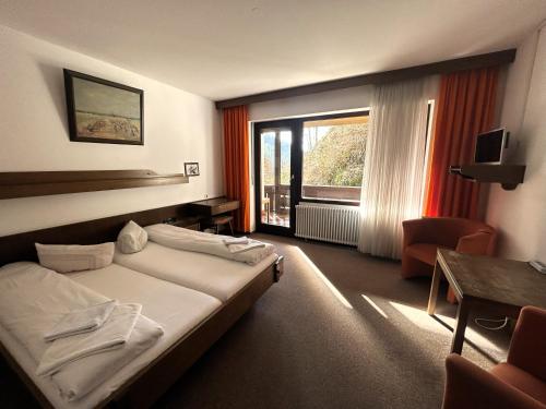 Postel nebo postele na pokoji v ubytování BE ME Black Forest Family Apartment -Zum Letzten G'Stehr