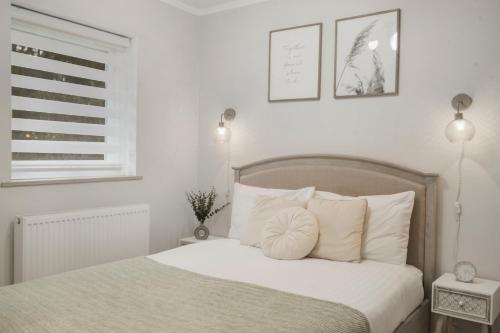 una camera bianca con letto e cuscini bianchi di Milton Keynes 3BR,Modern Home, Sleeps 5, Families Stays, Free Parking a Milton Keynes