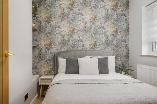a bedroom with a bed with a floral wallpaper at Milton Keynes 3BR,Stylish Home, Sleeps 5, Families Stays, Free Parking in Milton Keynes