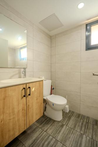 a bathroom with a toilet and a sink at Luxury 5 Rooms Apartment with elevator in Ashdod