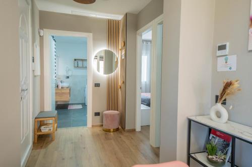una sala de estar con un pasillo con espejo en Green Apartments & Parking,Vimercate, en Vimercate