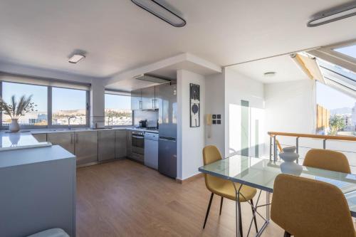 Acropolis Sky Retreat Jacuzzi & 3BR Maisonette
