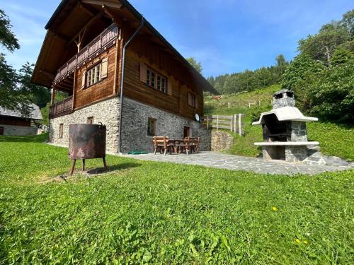 um grande edifício com uma grelha em frente em Preisöxlhütte in Sankt Veit em Schwarzenbach