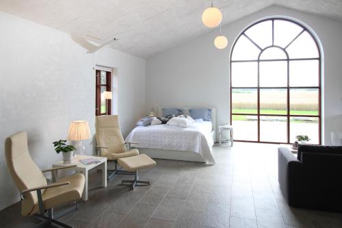 1 dormitorio con 1 cama, mesa y sillas en Sellebjerg Apartment, en Bindslev