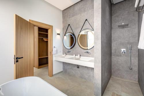 Koupelna v ubytování Spacious villa with jacuzzi and activities