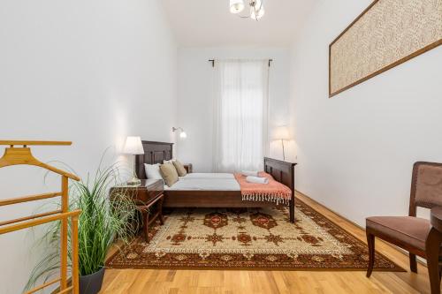 un dormitorio con una cama y una alfombra en Central Budapest Apartment in Historical Building With Free Private Parking, en Budapest
