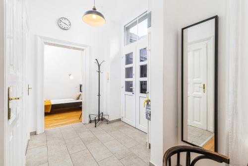Un espejo en un pasillo con un dormitorio. en Central Budapest Apartment in Historical Building With Free Private Parking, en Budapest