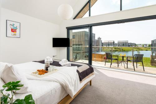 ein Schlafzimmer mit einem Bett und einem großen Fenster in der Unterkunft Brightside SV35 Silverlake Dorset in Warmwell