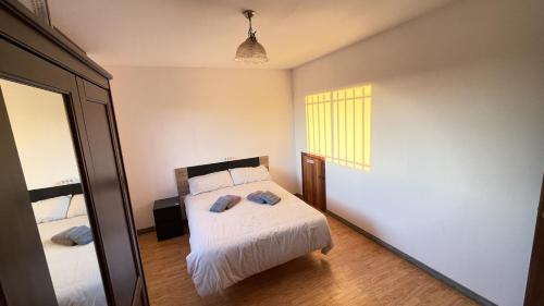 Un dormitorio pequeño con una cama y una ventana. en As Neveiras, en Millerada