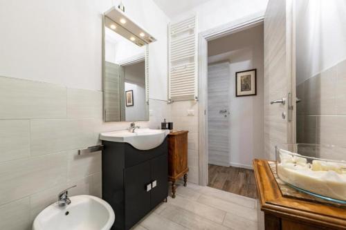 a bathroom with a sink and a mirror at Giode X Veronetta in Verona