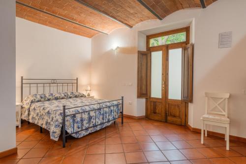 Un dormitorio grande con una cama y una ventana. en Agriturismo Il Piaggione, en Venturina Terme