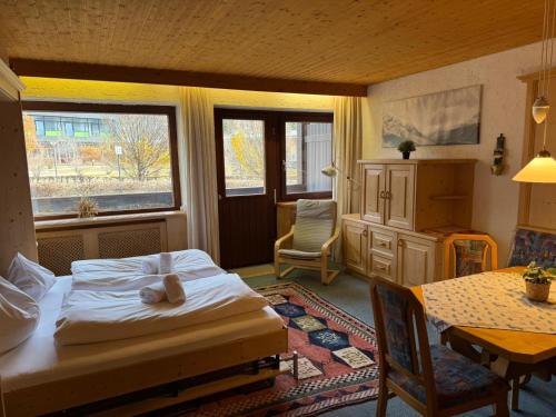 Un dormitorio con una cama, un escritorio y una mesa. en Central Apartments, en Seefeld in Tirol