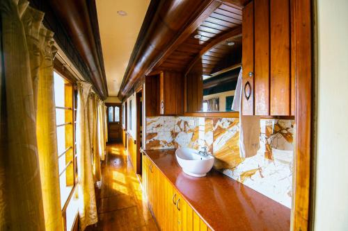 Afbeelding uit fotogalerij van JCT Exclusive 3 Bedroom Private Houseboat with All Meals in Alleppey