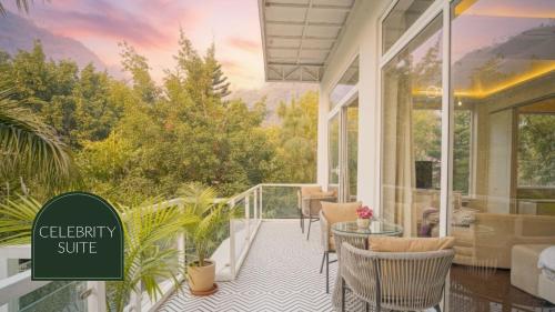 eine Veranda mit Bergblick in der Unterkunft Narayana Sanctuary Resort by Salvus, Tapovan in Rishikesh