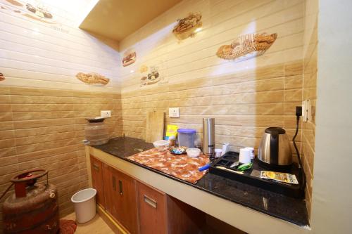 Kuchyň nebo kuchyňský kout v ubytování Chithralaya Guest House