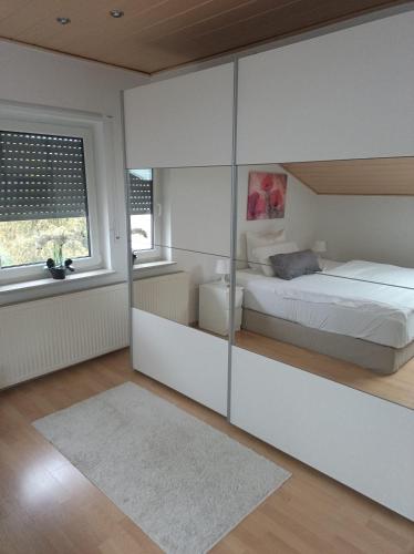 - une chambre avec un lit et un grand mur en verre dans l'établissement Devona Apart, à Langenselbold