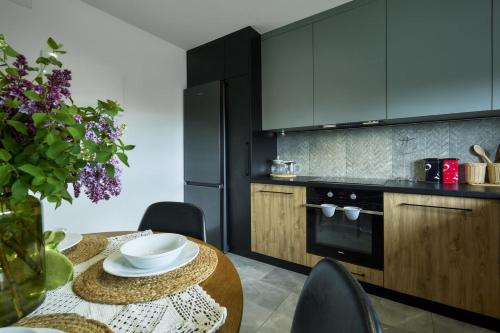 Zubrzyca DolnaCozy mountain house - Coolówka pod Babią Górą的厨房配有桌子和碗