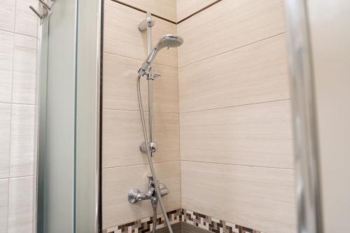 eine Dusche in einem Badezimmer mit einer Glastür in der Unterkunft Stelle Gemelle Residence by ThePuglia in Torre Lapillo