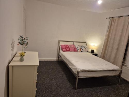 Un pat sau paturi într-o cameră la CityLink House