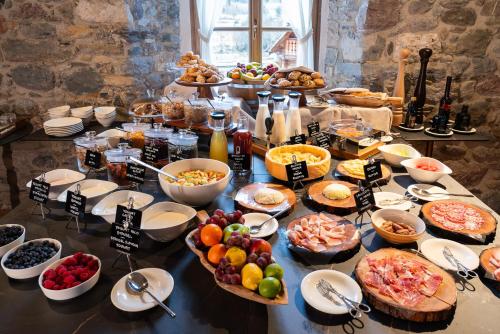 un tavolo apparecchiato con tanti tipi diversi di cibo di Case Gemmellaro - Family&Friends a Nicolosi