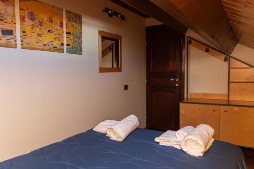 una camera da letto con un letto con due cuscini sopra di Case Gemmellaro - Family&Friends a Nicolosi