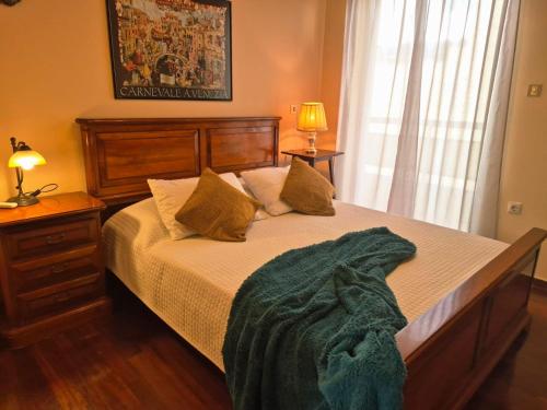 Un dormitorio con una cama con una manta verde encima. en Classic apartment in Kalamata, en Kalamata