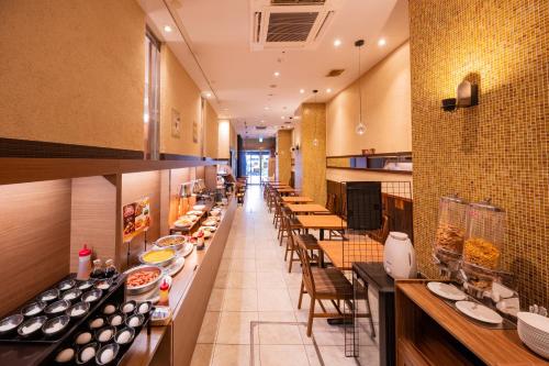 Kuchyň nebo kuchyňský kout v ubytování APA Hotel Nagoya Marunouchi Ekimae