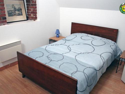 a bedroom with a large bed in a room at Gîte cosy 3 chambres à 3 km de la mer avec jardin, terrasse, WIFI et animaux acceptés - FR-1-376-24 in Beuvrequen