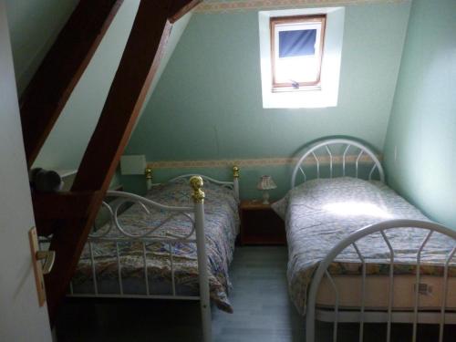 ein kleines Schlafzimmer mit zwei Betten und einem Fenster in der Unterkunft Charmant appartement à la ferme, 2 chambres, Wi-Fi, proche Auxi-le-Château - FR-1-376-28 in Wavans