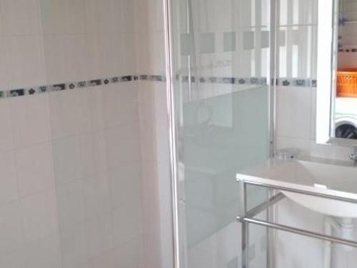 ein weißes Badezimmer mit Dusche und Waschbecken in der Unterkunft Grande maison de campagne avec jardin, terrasse, accueil chevaux, proche plage de Wissant, animaux OK - FR-1-376-39 in Pihen-lès-Guînes