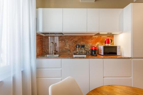 Kuchyň nebo kuchyňský kout v ubytování The Duke Residence in the Motor Valley Soul