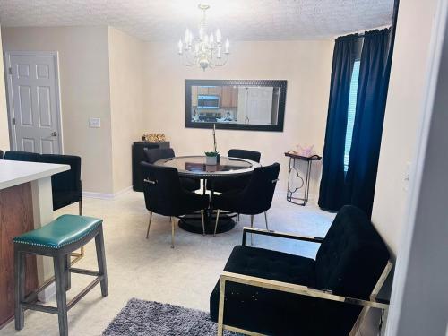 un salon avec une table et des chaises dans l'établissement Peaceful Oasis In Stonecrest, à Fairington