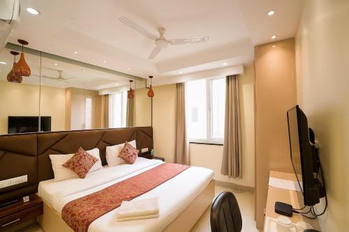 TV a/nebo společenská místnost v ubytování Majesta stays pitampura