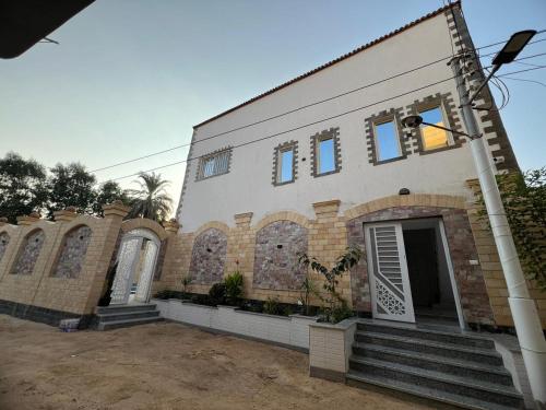 Budova, kde se vila nachází