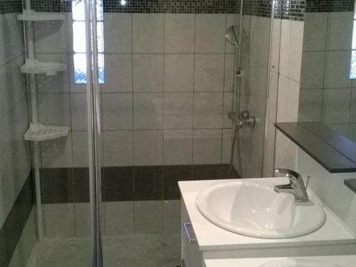 ein Badezimmer mit Dusche und Waschbecken und Dusche in der Unterkunft Charmant Gîte Familial à 1km de la Plage avec Jardin, Wifi et Cheminée, Côte d'Opale - FR-1-376-102 in Wimille