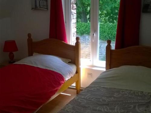 ein Schlafzimmer mit zwei Betten und einem Fenster in der Unterkunft Charmant Gîte Familial à 1km de la Plage avec Jardin, Wifi et Cheminée, Côte d'Opale - FR-1-376-102 in Wimille