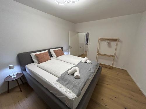 une chambre avec un grand lit avec deux serviettes dessus dans l'établissement Jasminkas Host 3 - Stadtwohnung mit Küche & gratis Parkplatz, à Saint-Gall