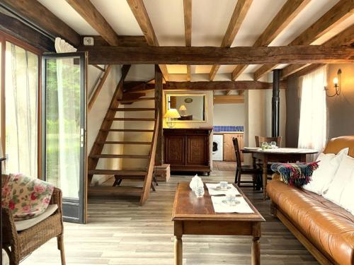 Posezení v ubytování Charmante fermette restaurée à Lurcy-Lévis avec climatisation et vélos, idéal pour curistes - FR-1-489-580