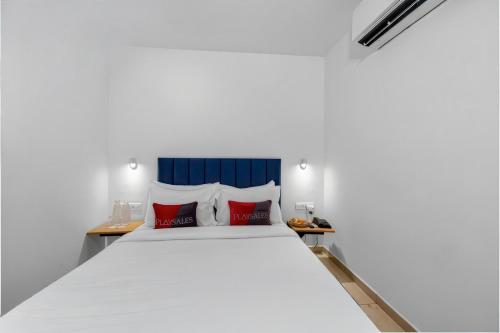 Ένα ή περισσότερα κρεβάτια σε δωμάτιο στο Playsales Rooms To Go