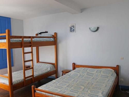 1 Schlafzimmer mit 2 Etagenbetten und einer Leiter in der Unterkunft Grand Gîte à La Chabanne - Jusqu'à 14 pers, Animaux admis, Parking, Wifi - FR-1-489-340 in La Chabanne