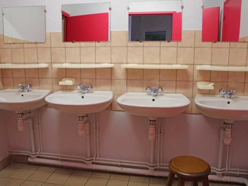 ein Bad mit 3 Waschbecken und Spiegeln an der Wand in der Unterkunft Gîte familial en montagne, animaux admis, La Chabanne - FR-1-489-343 in La Chabanne