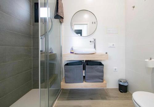 a bathroom with a sink and a mirror at OLE TÚ ANDALUCIA in Sanlúcar la Mayor